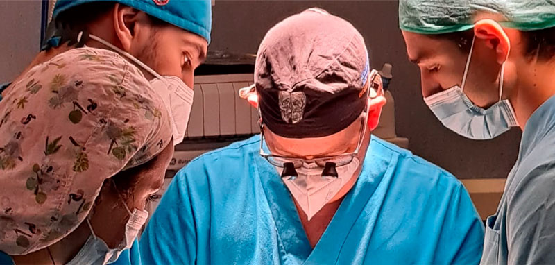 Doctores maxilofaciales en quirófano interviniendo un caso de cirugía maxilofacial.
